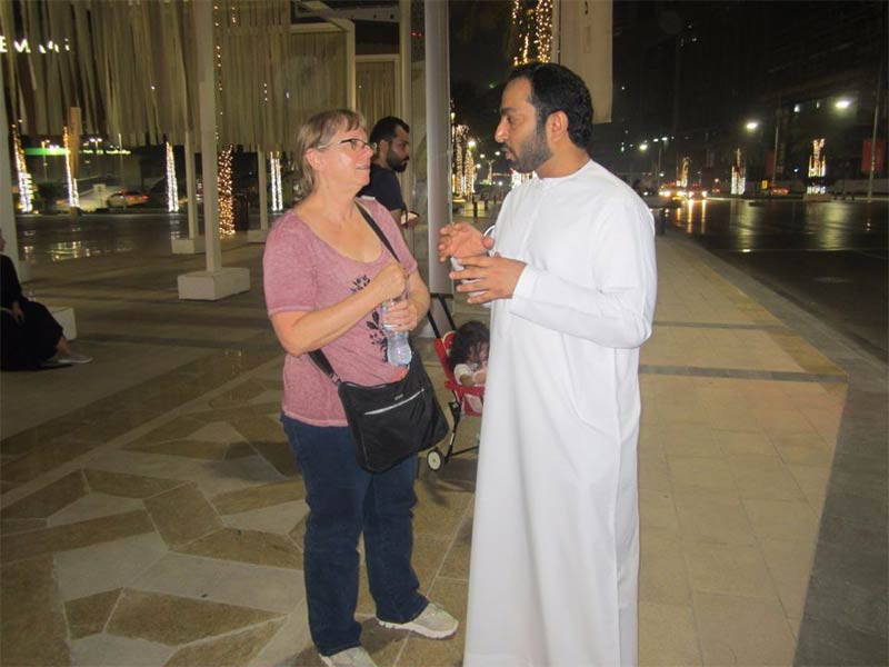 اضغط لمشاهدة الفيديو: شرطة دبي ترافق سائحة أمريكية في جولة للعثور على محفظتها!